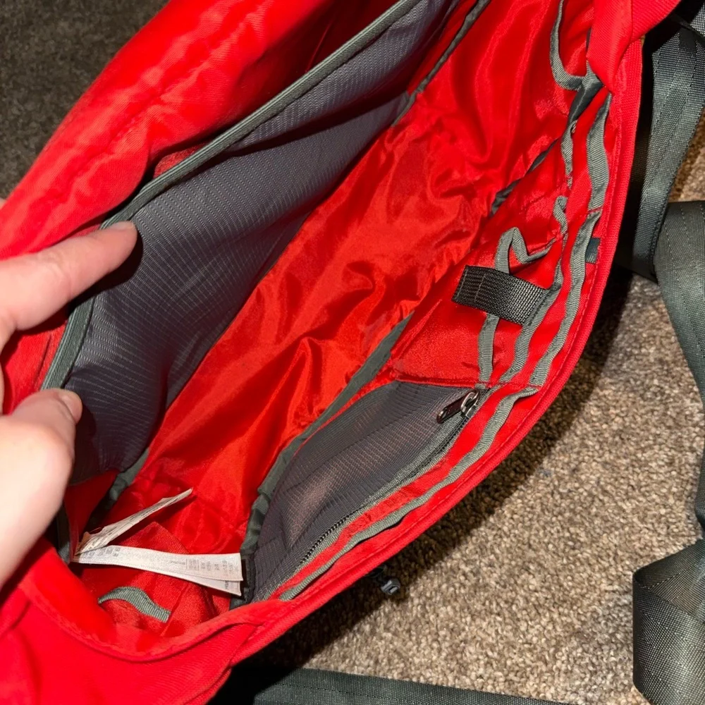 Patagonia Black Hole Messenger Bag - Red - Picture 6 of 6